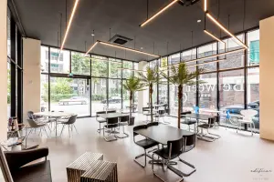 코너 통유리로 완성한 개방감 넘치는 모던 카페